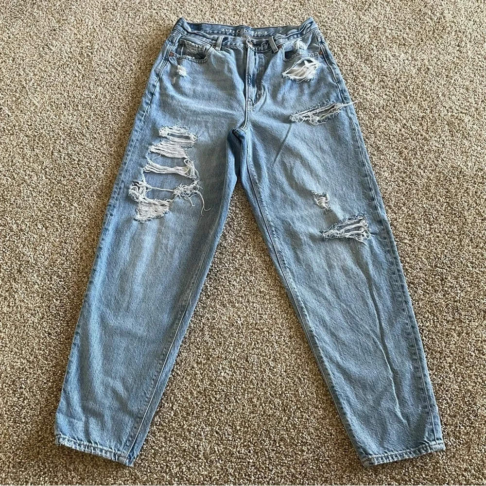 American Eagle Relaxed Mom Jeans Women’s 6 Long Blue Light Wash Tapered Ripped - Picture 2 of 16